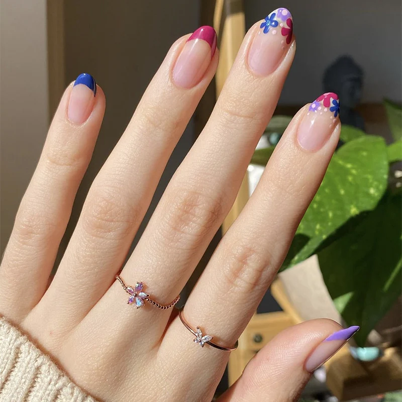 Blumengemusterte Press-On Nagelset Karnz
