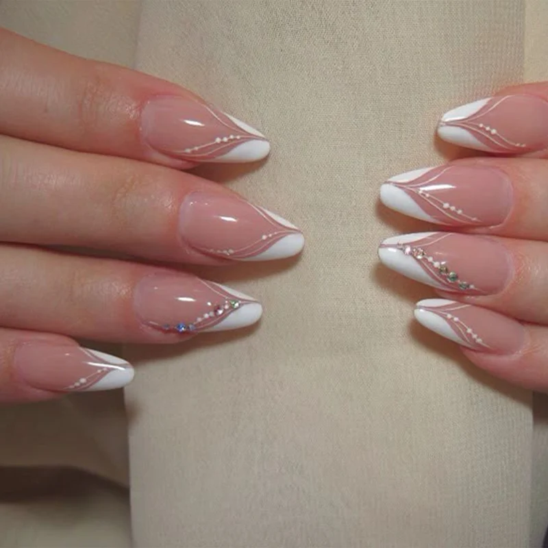 Elegante Stiletto Press-On Nägel mit Strass-Akzenten Karnz