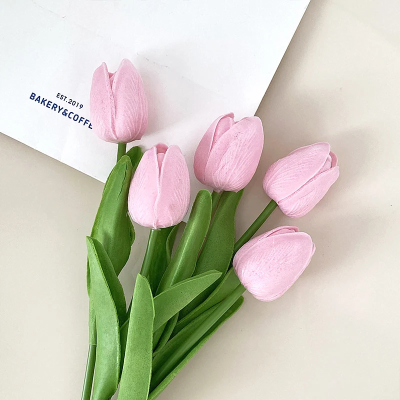 Lebensechte Tulpenblumenarrangement