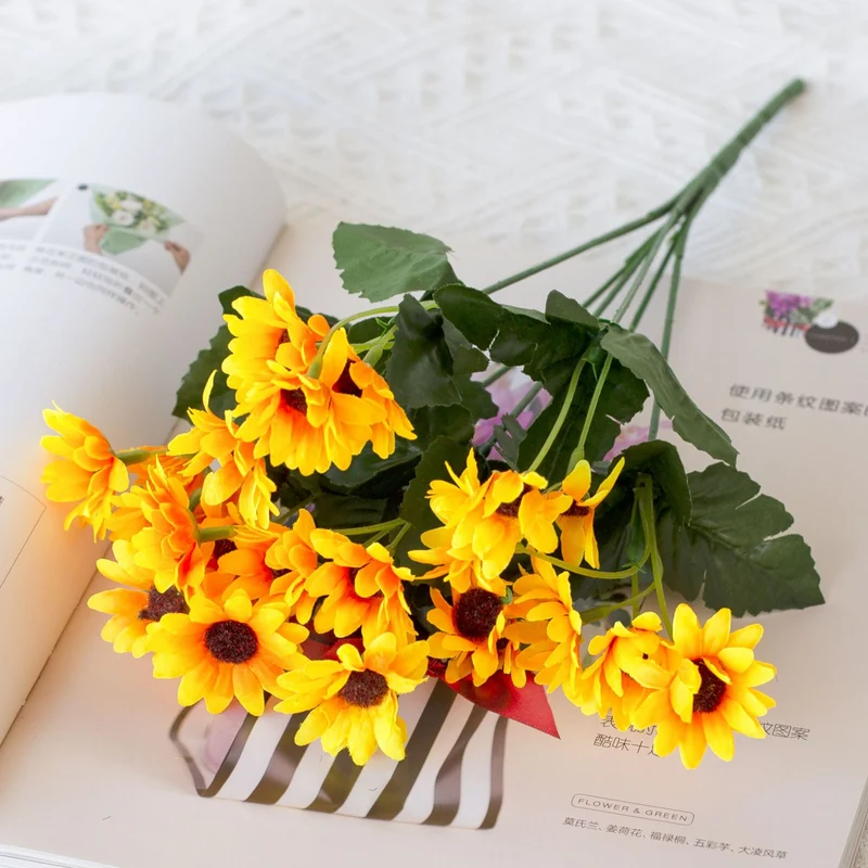 Dekorativer Sonnenblumenarrangement