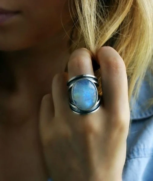 Ring mit Mondstein-Verzierung