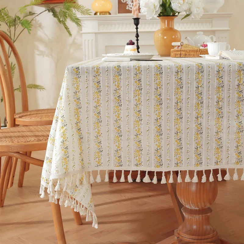 Dekorativer floraler Quasten-Tab tablecloth