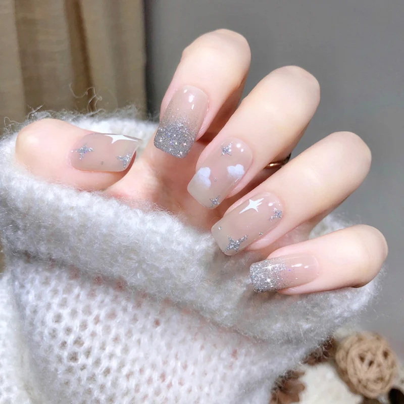 Glitzernde Nagelverlängerungen mit kreativem Schmuckdesign Karnz