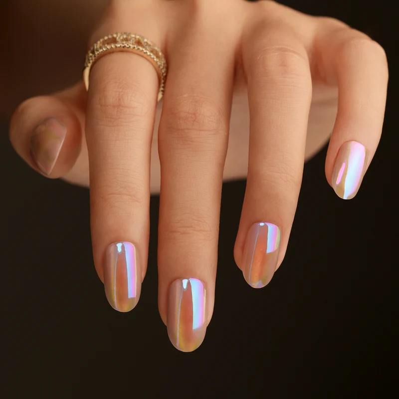 Glitzernde Nagelkunst mit holographischen Effekten Karnz