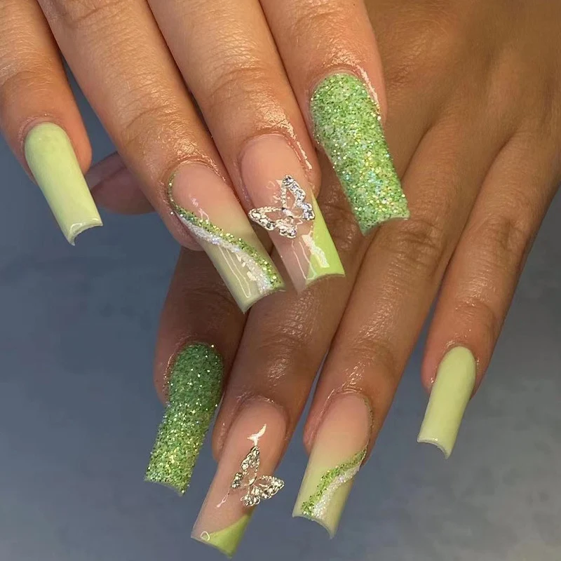 Glitzernde Kunstnägel mit Schmetterlingsdesign Karnz