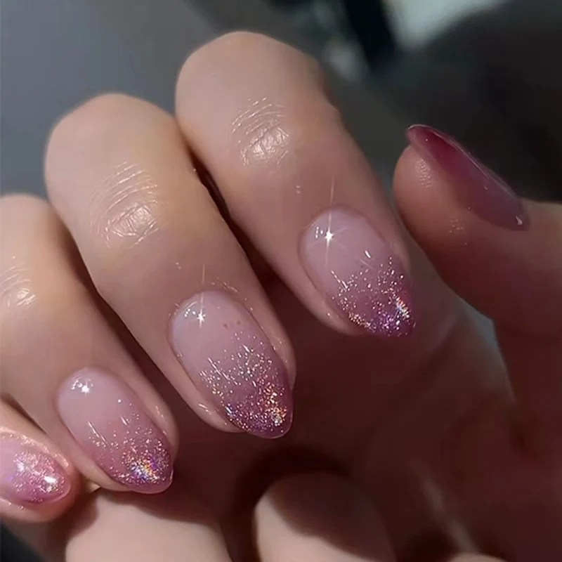 Glänzende Nagelverlängerungen mit sanftem Ombre-Effekt Karnz