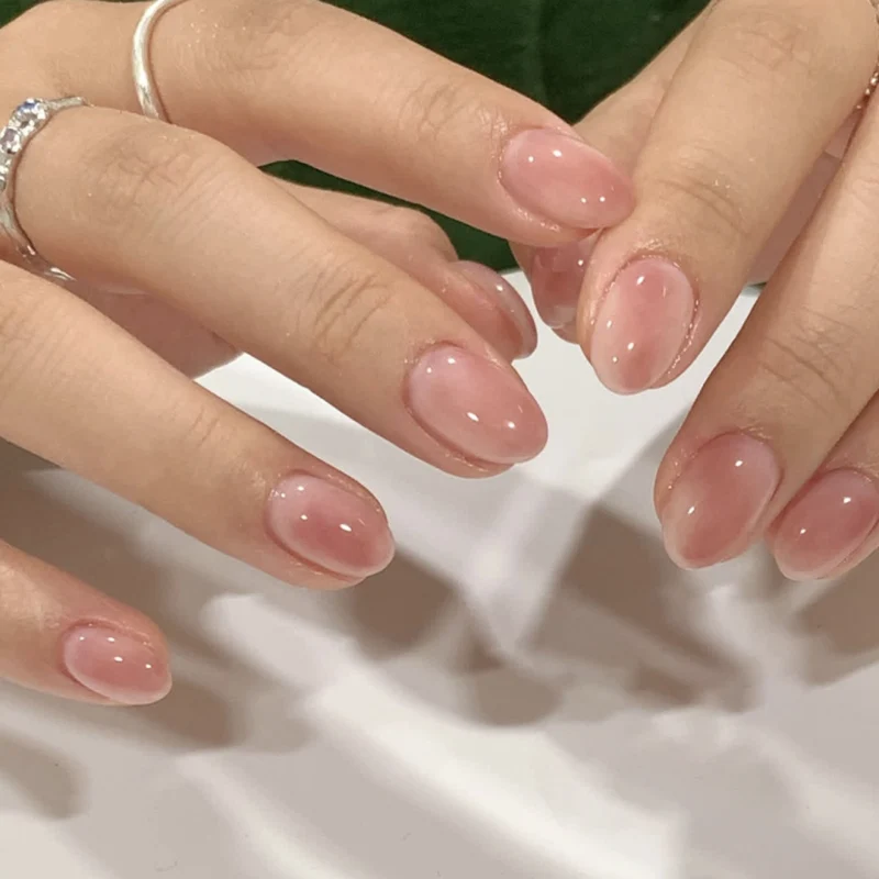 Glänzende Nagelkunst Karnz