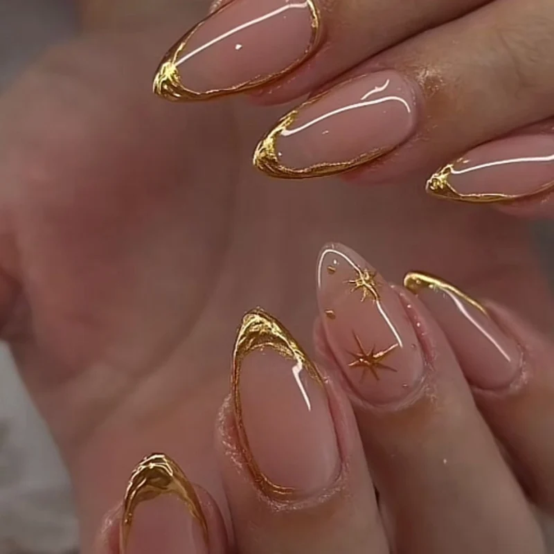 Glamouröse Stiletto-Nägel mit goldnen Akzenten Karnz