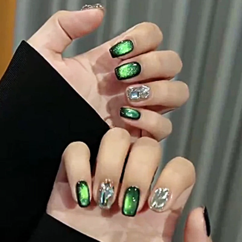 Glamouröse Nagelverlängerungen mit kreativem Glitzer-Design Karnz